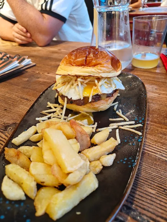 Hamburguesa gourmet a la brasa